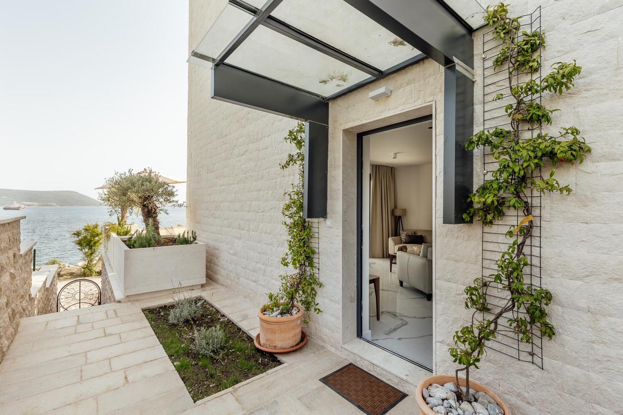 Savina Beachfront Oasis Herceg Novi Bagian luar foto