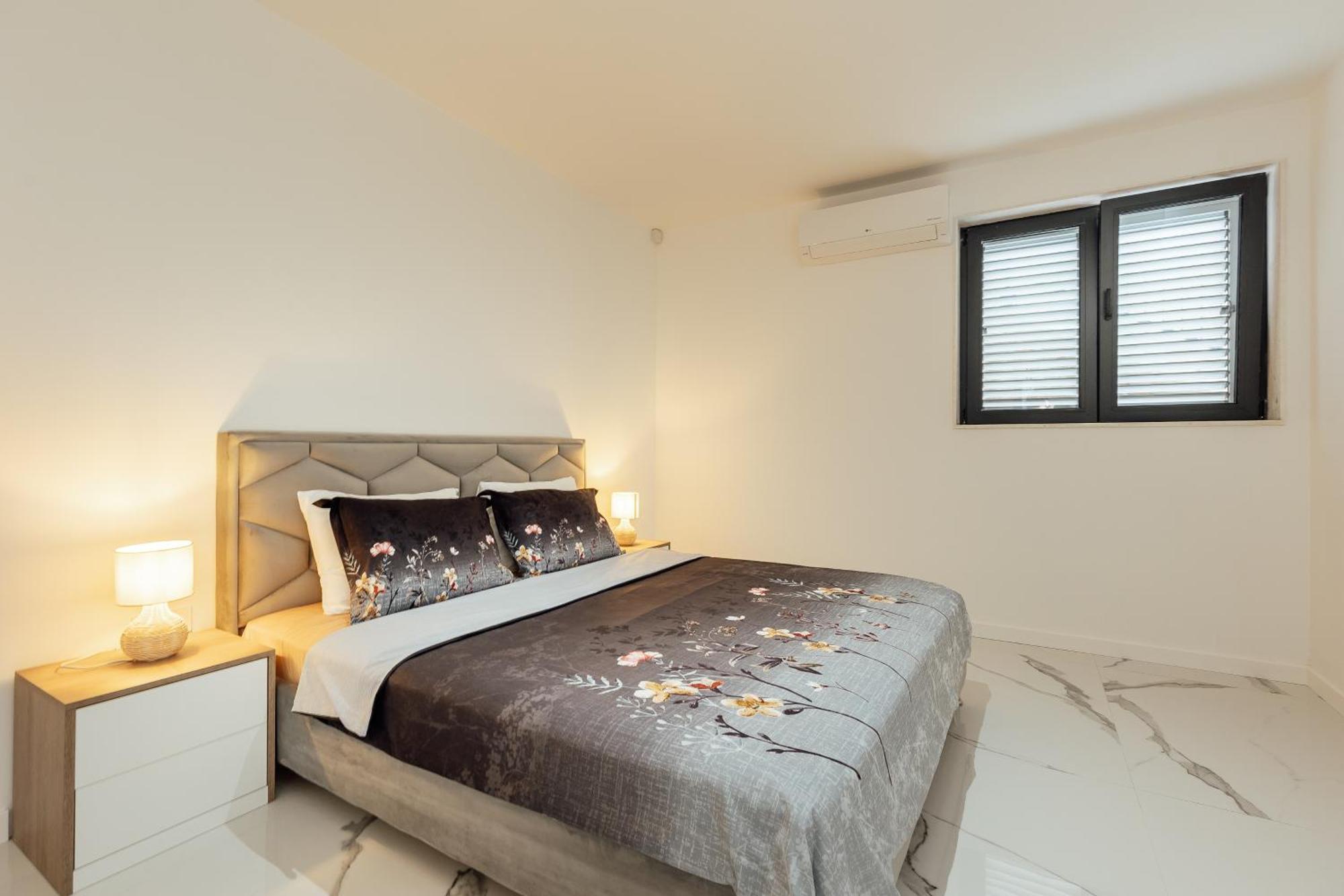 Savina Beachfront Oasis Herceg Novi Bagian luar foto