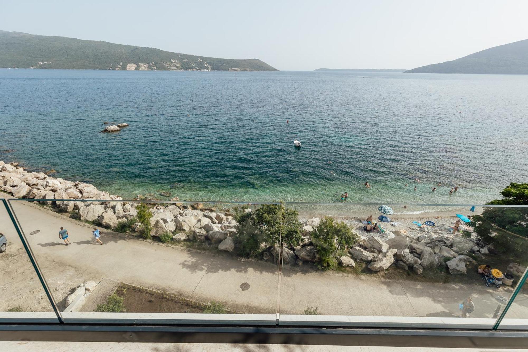 Savina Beachfront Oasis Herceg Novi Bagian luar foto