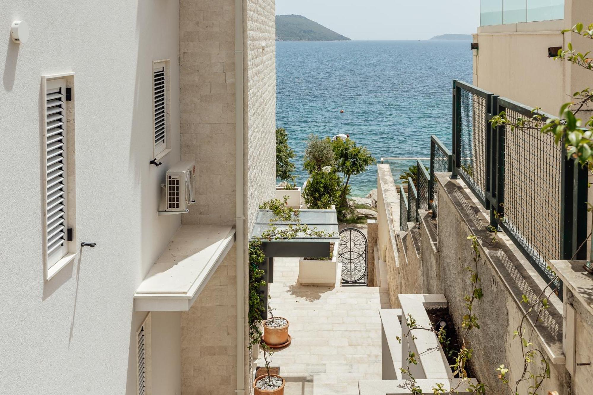 Savina Beachfront Oasis Herceg Novi Bagian luar foto